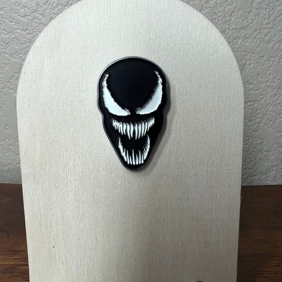 Cinemark Venom: “The Last Dance” Venom Glow In The Dark PROMO PIN BADGE - Picture 7 of 10